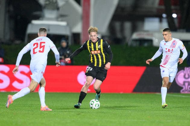 251127 Olle Samuelsson of Häcken against Mario CuÅ¾e and Borna Filipovic of Zrinjski Mostar during the UEFA Conference League between Zrinjski Mostar and Häcken on November 27, 2025 in Mostar Photo Daniel Stiller BILDBYRAN kod DS DS0531 fotboll football soccer fotball uefa conference league conference league zrinjski mostar häcken bbeng bbauto  Copyright: DANIELxSTILLER BB251127DS008
