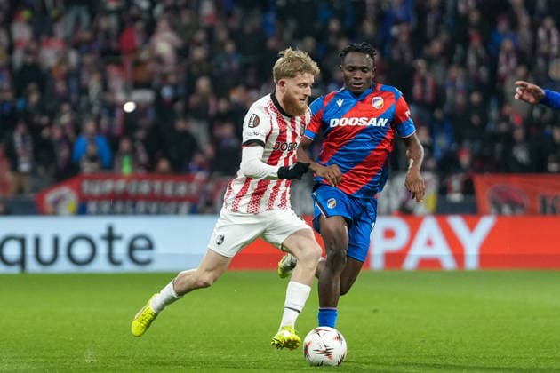 Jan Niklas Beste SC Freiburg, 19 in duel, Czech Republic, Football, UEFA Europa League, Matchday 5, League phase, 2025 2026, FC Viktoria Pilsen vs SC Freiburg, 27 11 2025, Doosan Arena, Plzen, Pilsen, Czech Republic Plzen, Pilsen Doosan Arena Plzenský kraj, Pilsen region Czech Republic, Czech Republic Copyright: xArnexAmbergx
