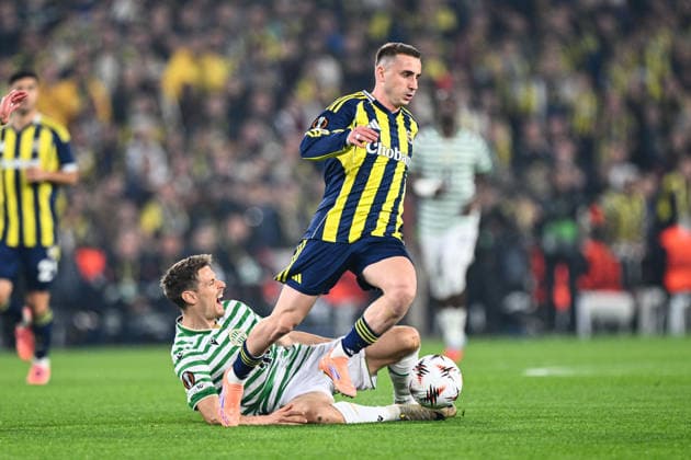 Fenerbahce v Ferencvarosi TC - UEFA Europa League ISTANBUL, TURKIYE - NOVEMBER 27: Kerem Akturkoglu (R) of Fenerbahce in action against Kristoffer Zachariassen (L) of Ferencvarosi TC during the UEFA Europa League week 5 match between Fenerbahce and Ferencvarosi TC at Chobani Stadium in Istanbul, Turkiye on November 27, 2025. Oguz Yeter Anadolu Istanbul Turkey. Editorial use only. Please get in touch for any other usage.  Copyright: x2025xAnadoluxOguzxYeterx