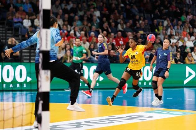 Balbina Cassova Afonsa Nunda Angola vs Zhannat Aitenova Kazakhstan , Angola vs Kazakhstan, Handball, IHF Womens Handball World Championship, Matchday 1, 27 11 2025 Angola vs Kazakhstan, Handball, IHF Womens Handball World Championship, Matchday 1, 27 11 2025 Copyright: xEibner-Pressefoto AlexanderxNeisx EP_ANS