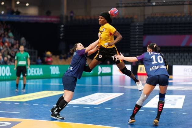 Bernadeth Carla Belo Angola in duel with Mariya Sitnikova Kazakhstan and Kristina Radayeva Kazakhstan , Angola vs Kazakhstan, Handball, IHF Womens Handball World Championship, Matchday 1, 27 11 2025 Angola vs Kazakhstan, Handball, IHF Womens Handball World Championship, Matchday 1, 27 11 2025 Copyright: xEibner-Pressefoto AlexanderxNeisx EP_ANS