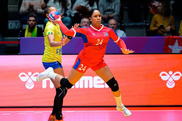 Handball, Womens World Championship, Group G Brazil Cuba Schakira Robert Reinoso Cuba Stuttgart Porsche Arena Baden Württemberg Germany