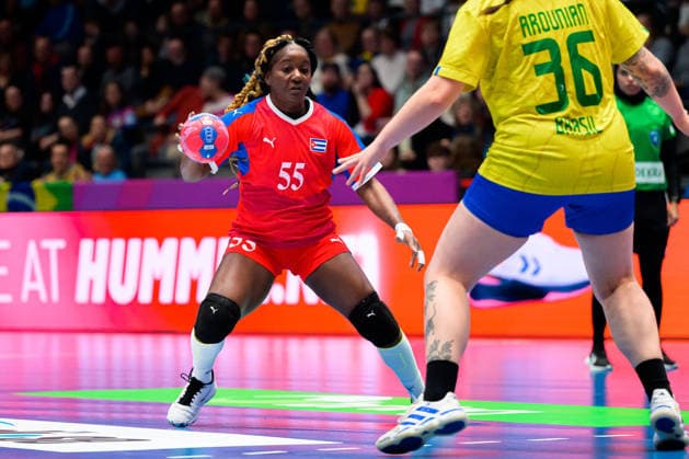 Handball, Womens World Championship, Group G Brazil Cuba Yrumy Cespedes Chirino Cuba Stuttgart Porsche Arena Baden Württemberg Germany