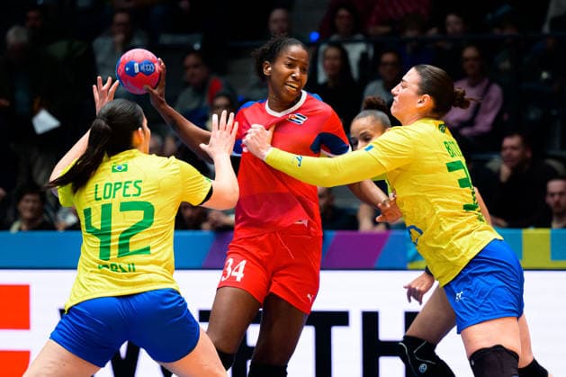 Handball, Womens World Championship, Group G Brazil Cuba from left Jennifer Lopes dos Santos Brazil , Jennifer Toledo Abreu Cuba , Garbiela Bitolo Brazil Stuttgart Porsche Arena Baden Württemberg Germany