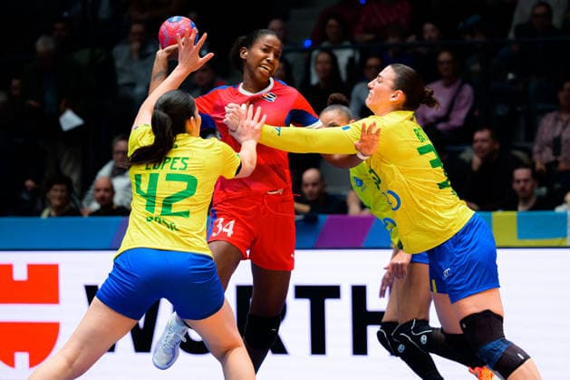 Handball, Womens World Championship, Group G Brazil Cuba Jennifer Lopes dos Santos Brazil , Jennifer Toledo Abreu Cuba , Garbiela Bitolo Brazil Stuttgart Porsche Arena Baden Württemberg Germany