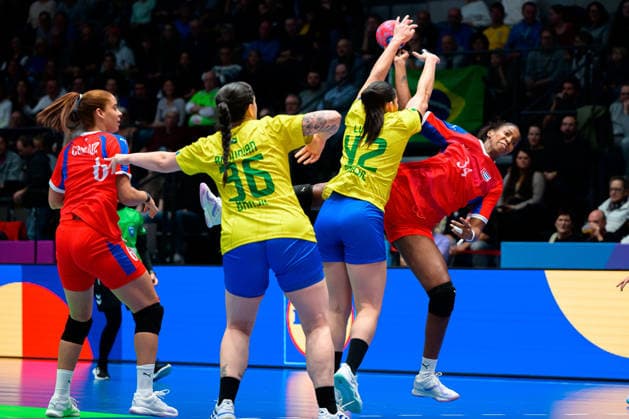 Handball, Womens World Championship, Group G Brazil Cuba v li Dianny Gonzalez Romero Cuba , Marcela Arounian Brazil , Jennifer Lopes dos Santos Brazil , Jennifer Toledo Abreu Cuba Stuttgart Porsche Arena Baden Württemberg Germany