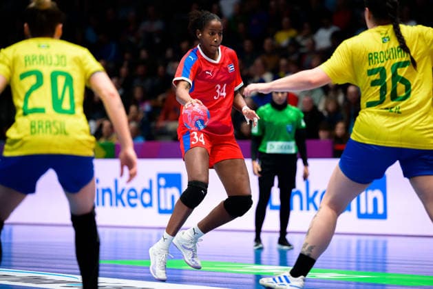 Handball, Womens World Championship, Group G Brazil Cuba Jennifer Toledo Abreu Cuba Stuttgart Porsche Arena Baden Württemberg Germany
