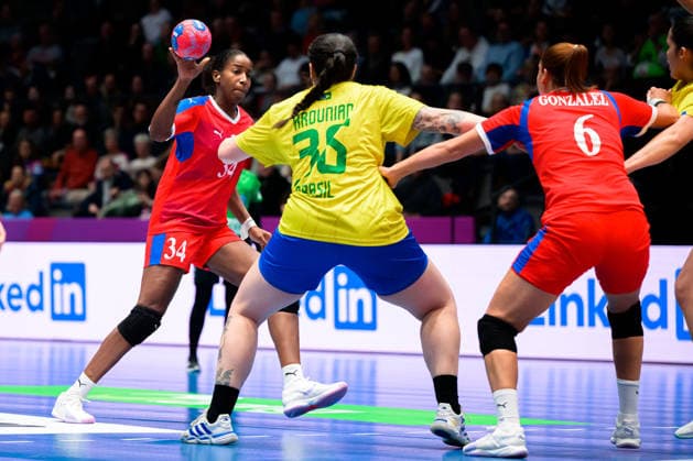 Handball, Womens World Championship, Group G Brazil Cuba from left Jennifer Toledo Abreu Cuba , Marcela Arounian Brazil , Dianny Gonzalez Romero Cuba Stuttgart Porsche Arena Baden Württemberg Germany