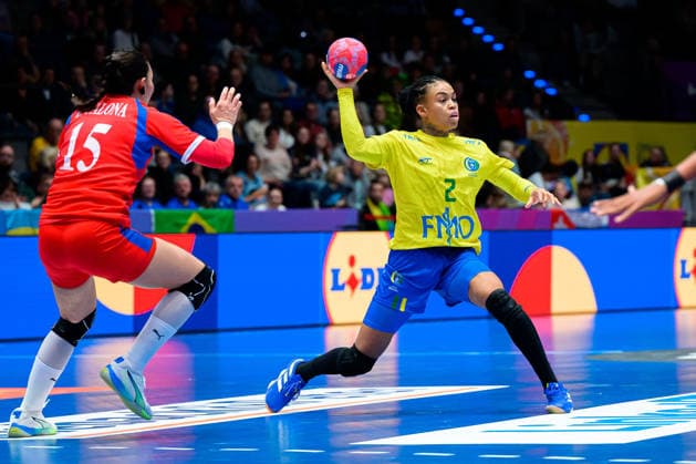 Handball, Womens World Cup, Group G Brazil Cuba v li Odalys Escalona Iglesias Cuba , Bruna de Paula Brazil Stuttgart Porsche Arena Baden Württemberg Germany