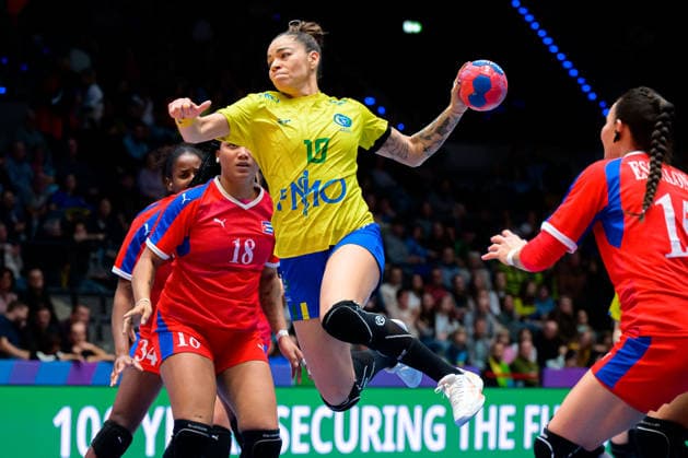 Handball, Womens World Championship, Group G Brazil Cuba Jessica Ribeiro Quintino Brazil Stuttgart Porsche Arena Baden Württemberg Germany