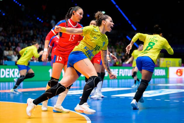 Handball, Womens World Cup, Group G Brazil Cuba v li Odalys Escalona Iglesias Cuba , Jessica Ribeiro Quintino Brazil Cheers Joy Emotion Goal celebration Goalscorer Goalscorer Stuttgart Porsche Arena Baden Württemberg Germany