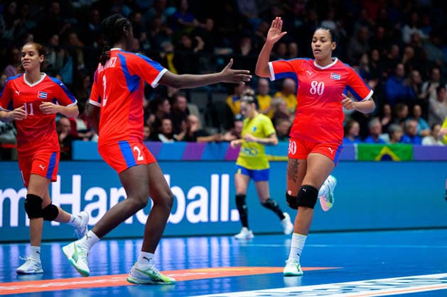 Handball, Womens World Championship, Group G Brazil Cuba v li Zajaris Hernandez Cleger Cuba , Melissa Chala Lezcano Cuba Stuttgart Porsche Arena Baden Württemberg Germany