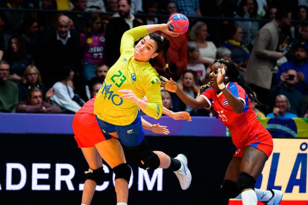 Handball, Womens World Championship, Group G Brazil Cuba Giulia Guarieiro Brazil , Yrumy Cespedes Chirino Cuba Stuttgart Porsche Arena Baden Württemberg Germany