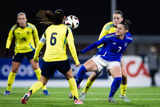 251127 Veronica Bernardi of Italy and Sofia Reidy of Sweden during the under 23 international friendly football match between Sweden and Italy on November 27, 2025 in Västeras Photo Kenta Jönsson BILDBYRAN COP 210 KJ0289 fotboll football soccer fotball u23 under 23 sverige sweden italien italy dam bbeng  Copyright: KENTAxJÖNSSON BB251127KJ022