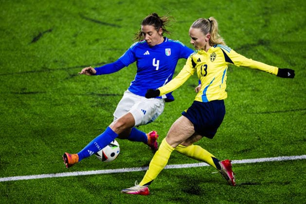 251127 Caterina Ambrosi of Italy and Matilda Vinberg of Sweden during the under 23 international friendly football match between Sweden and Italy on November 27, 2025 in Västeras Photo Kenta Jönsson BILDBYRAN COP 210 KJ0289 fotboll football soccer fotball u23 under 23 sverige sweden italien italy dam bbeng  Copyright: KENTAxJÖNSSON BB251127KJ026