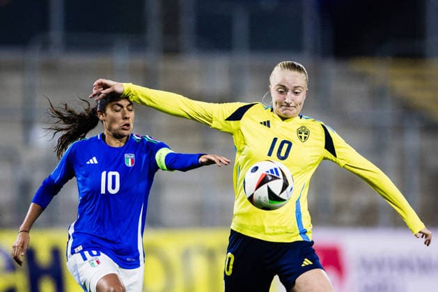 251127 Melissa Bellucci of Italy and Wilma Leidhammar of Sweden during the under 23 international friendly football match between Sweden and Italy on November 27, 2025 in Västeras Photo Kenta Jönsson BILDBYRAN COP 210 KJ0289 fotboll football soccer fotball u23 under 23 sverige sweden italien italy dam bbeng  Copyright: KENTAxJÖNSSON BB251127KJ027