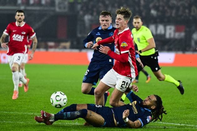 ALKMAAR - (l-r) Milan Mbeng of Shelbourne FC, Dave Kwakman of AZ during the Conference League match between AZ Alkmaar and Shelbourne FC at the AFAS Stadium on November 27, 2025, in Alkmaar, Netherlands. ANP OLAF KRAAK UEFA Conference League - matchday 4 2025-2026 xVIxANPxSportx xxANPxIVx 543227742 originalFilename: 543227742.jpg