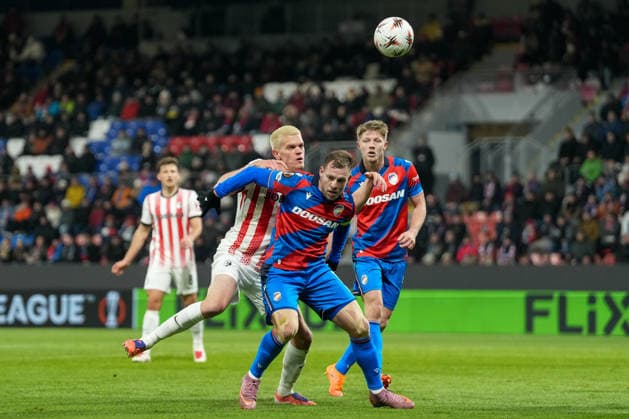 Matthias Ginter SC Freiburg, 28 in duel with Vaclav Jemelka Vaclav Jemelka FC Viktoria Plzeň, Viktoria Pilsen, 21 , Czech Republic, Football, UEFA Europa League, Match day 5, League phase, 2025 2026, FC Viktoria Pilsen vs SC Freiburg, 27 11 2025, Doosan Arena, Plzeň, Pilsen, Czech Republic, Czech Republic Plzeň, Pilsen Doosan Arena Plzeňský kraj, Pilsen region Czech Republic, Czech Republic Copyright: xArnexAmbergx