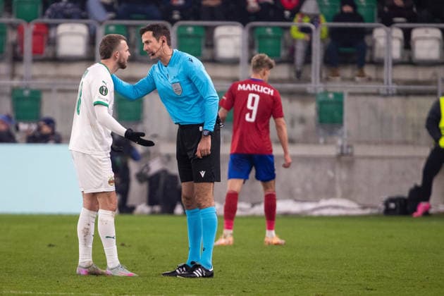SOCCER - UEFA ECL, Czestochowa vs Rapid SOSNOWIEC,POLAND,27.NOV.25 - SOCCER - UEFA Conference League, Rakow Czestochowa vs SK Rapid Wien. Image shows Jannes Horn (Rapid) and referee Duje Strukan (CRO).  GEPAxpictures xPhilippxBrem