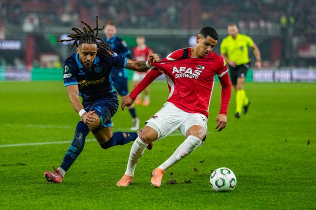 2025-11-27 AZ Alkmaar v Shelbourne FC - UEFA Conference League 2025 26 League Phase MD4 ALKMAAR, NETHERLANDS - NOVEMBER 27: Wassim Bouziane of AZ Alkmaar battles for possession with Milan Mbeng of Shelbourne FC during the UEFA Conference League 2025 26 League Phase MD4 match between AZ Alkmaar and Shelbourne FC at AFAS Stadion on November 27, 2025 in Alkmaar, Netherlands. Alkmaar AFAS Stadion Netherlands Content not available for redistribution in The Netherlands directly or indirectly through any third parties. Copyright: xEdxvanxdexPolx