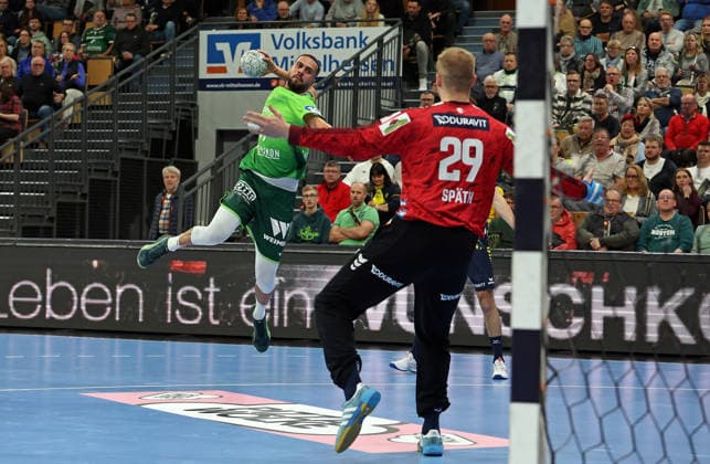 27 11 2025, xovx, Handball Daikin Handball Bundesliga, HSG Wetzlar Rhein Neckar Löwen v l Philipp Ahouansou HSG Wetzlar , David Späth Rhein Neckar Löwen Wetzlar Buderus Arena Hessen Germany EN