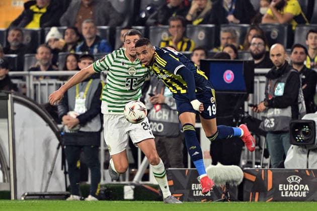 Fenerbahce v Ferencvaros - UEFA Europa League ISTANBUL, TURKIYE - NOVEMBER 27: Youssef En-Nesyri (19) of Fenerbahce in action against Toon Raemaekers (28) of Ferencvaros during the UEFA Europa League week 5 match between Fenerbahce and Ferencvaros at Chobani Stadium in Istanbul, Turkiye on November 27, 2025. Serhat Cagdas Anadolu Istanbul Turkey. Editorial use only. Please get in touch for any other usage.  Copyright: x2025xAnadoluxSerhatxCagdasx