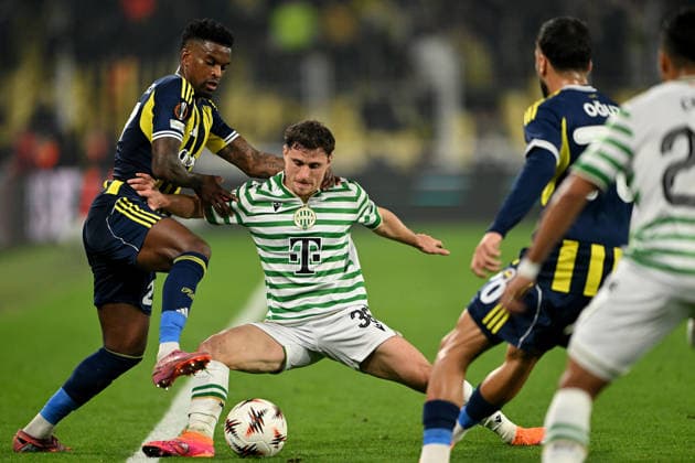 Fenerbahce v Ferencvaros - UEFA Europa League ISTANBUL, TURKIYE - NOVEMBER 27: Nelson Semedo (L) of Fenerbahce in action against Gabi Kanichowsky (C) of Ferencvaros during the UEFA Europa League week 5 match between Fenerbahce and Ferencvaros at Chobani Stadium in Istanbul, Turkiye on November 27, 2025. Serhat Cagdas Anadolu Istanbul Turkey. Editorial use only. Please get in touch for any other usage.  Copyright: x2025xAnadoluxSerhatxCagdasx