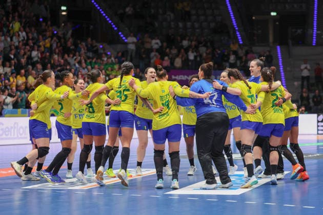 Brazil Cuba, IHF Womens Handball World Championship Victory dance of the Brazil team after the end of the game Preliminary round match of the Womens Handball World Championship between Brazil and Cuba on November 27, 2025 at the Porsche Arena in Stuttgart , Stuttgart Baden Württemberg Germany Porsche Arena