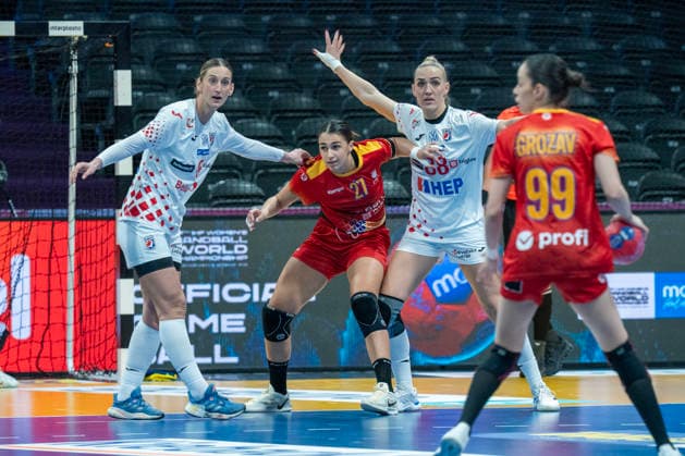 2025-11-27 Romania vs Croatia ROTTERDAM, NETHERLANDS - NOVEMBER 27: Sara Senvald and Kristina Prkacin of Croatia between Lorena Ostase and Sorina Grozav of Romania during the IHF Worldchampionship 2025 match for women, between Romania and Croatia at Ahoy on November 27, 2025 in Rotterdam, Netherlands. Rotterdam Ahoy Netherlands Content not available for redistribution in The Netherlands directly or indirectly through any third parties. Copyright: xHenkxSeppenx
