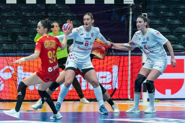 2025-11-27 Romania vs Croatia ROTTERDAM, NETHERLANDS - NOVEMBER 27: Sorina Grozav of Romania, Sara Senvald and, Tina Barisic of Croatia during the IHF Worldchampionship 2025 match for women, between Romania and Croatia at Ahoy on November 27, 2025 in Rotterdam, Netherlands. Rotterdam Ahoy Netherlands Content not available for redistribution in The Netherlands directly or indirectly through any third parties. Copyright: xHenkxSeppenx