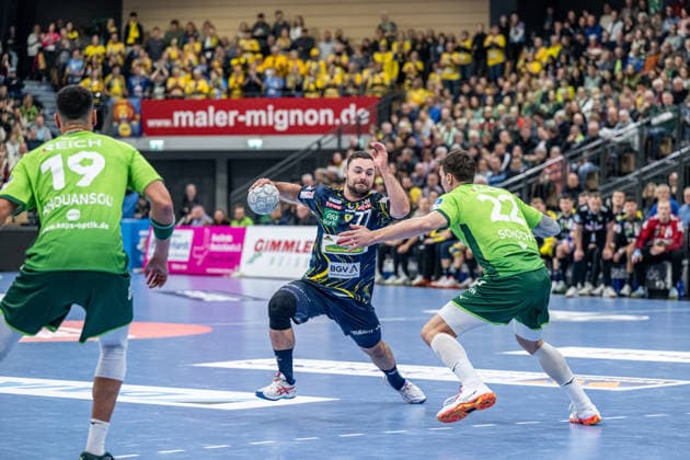 Handball Bundesliga HSG Wetzlar Rhein Neckar Löwen, 27 11 25 Dani Baijens Rhein Neckar Löwen, 77 , Jona Schoch HSG Wetzlar, 22 Handball Bundesliga HSG Wetzlar Rhein Neckar Löwen Wetzlar, 27 11 25 Copyright: xBEAUTIFULxSPORTS Roeczeyx