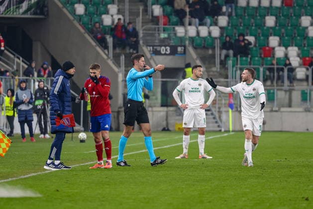 Sosnowiec 27.11.2025. Pilka nozna Liga Konferencji UEFA sezon 2025 2026 kolejka 4 mecz: Rakow Czestochowa - SK Rapid --- Football UEFA Conference League season 2025 2026 round 4 match: Rakow Czestochowa - SK Rapid nz VAR, karny Fot. Michal Gaciarz Arena Akcji NEWSPIX.PL --- newspix.pl 
