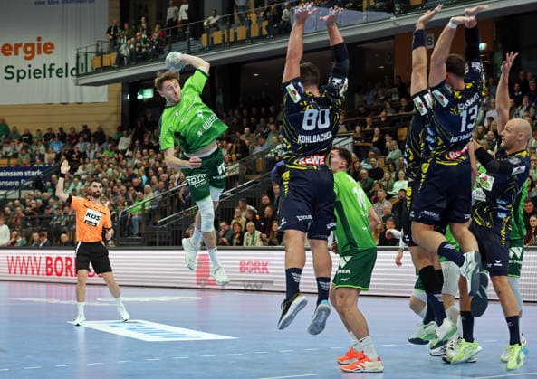 27 11 2025, xovx, Handball Daikin Handball Bundesliga, HSG Wetzlar Rhein Neckar Löwen v l Niklas Theiß HSG Wetzlar , Jannik Kohlbacher Rhein Neckar Löwen , Josip Simic HSG Wetzlar , Steven Plucnar Jacobsen Rhein Neckar Löwen , Sebastian Heymann Rhein Neckar Löwen , Lukas Sandell Rhein Neckar Löwen Wetzlar Buderus Arena Hessen Deutschland DE