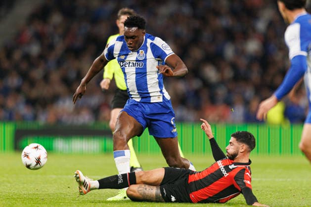 Samu Aghehowa and Charles Vanhoutte seen during UEFA Europa League game between teams of FC Porto and OGC Nice (Bernardo Benjamim Ball Raw Images) Porto Estadio do Dragao Portugal Copyright: xBernardoxBenjamimx bernardobenjamim_fcporto_nice_2526-20
