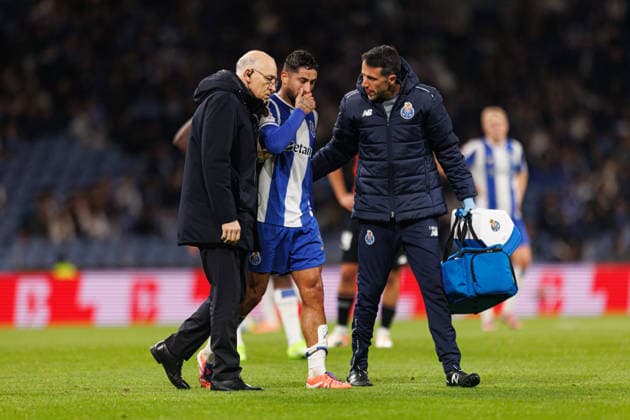 Alan Varela with medical staff seen during UEFA Europa League game between teams of FC Porto and OGC Nice (Bernardo Benjamim Ball Raw Images) Porto Estadio do Dragao Portugal Copyright: xBernardoxBenjamimx bernardobenjamim_fcporto_nice_2526-34