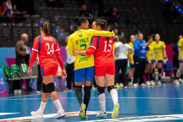 Handball I Women I World Championship I Preliminary round I 1 Matchday I Brazil Cuba I 27 11 2025 Bruna de Paula 2, Brazil and Odalys Escalona Iglesias 15, Cuba Arm in arm, Fair Play Stuttgart Porsche Arena Baden Württemberg Germany Copyright: xLobeca MaxxPetershansx
