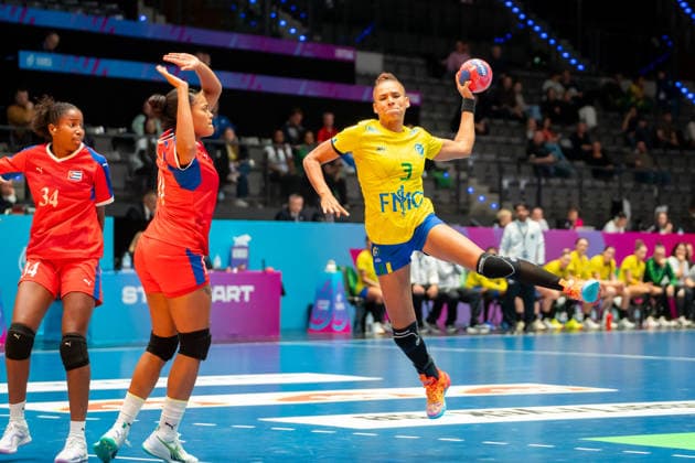 Handball I Women I World Championship I Preliminary round I 1 Matchday I Brazil Cuba I 27 11 2025 Alexandra Priscila do Nascimento Martinez 3, Brazil in the throw Stuttgart Porsche Arena Baden Württemberg Germany Copyright: xLobeca MaxxPetershansx