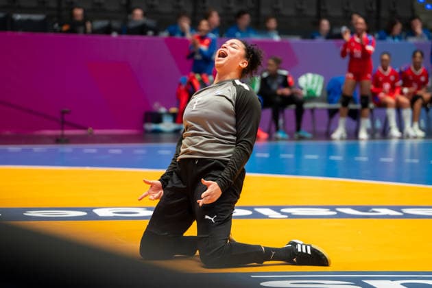 Handball I Women I World Championship I Preliminary round I Matchday 1 I Brazil Cuba I 27 11 2025 Niurkis Mora Arias 1, Cuba cheers Stuttgart Porsche Arena Baden Württemberg Germany Copyright: xLobeca MaxxPetershansx
