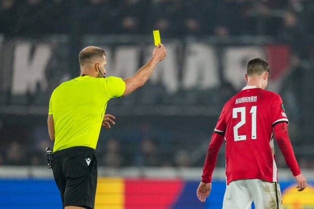 2025-11-27 AZ Alkmaar v Shelbourne FC - UEFA Conference League 2025 26 League Phase MD4 ALKMAAR, NETHERLANDS - NOVEMBER 27: Referee Michal Ocenass shows a yellow card to Dave Kwakman of AZ Alkmaar during the UEFA Conference League 2025 26 League Phase MD4 match between AZ Alkmaar and Shelbourne FC at AFAS Stadion on November 27, 2025 in Alkmaar, Netherlands. Alkmaar AFAS Stadion Netherlands Content not available for redistribution in The Netherlands directly or indirectly through any third parties. Copyright: xEdxvanxdexPolx