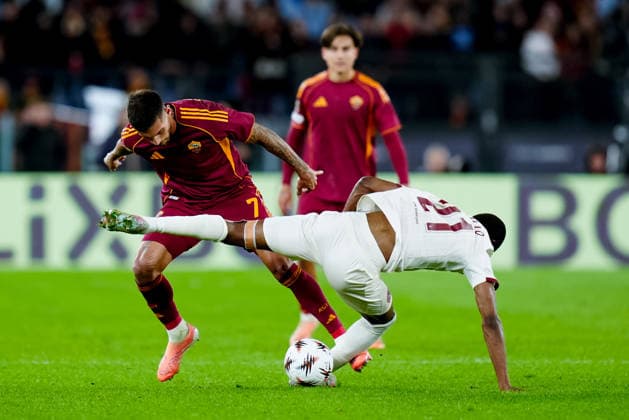 AS Roma v FC Midtjylland - UEFA Europa League 2025 26 League Phase MD5 Denil Castillo of FC Midtjylland and Lorenzo Pellegrini of AS Roma compete for the ball during the UEFA Europa League MD5 match between AS Roma and FC Midtjylland at Stadio Olimpico on November 27, 2025 in Rome, Italy. Rome Stadio Olimpico Lazio Italy Copyright: xGiuseppexMaffiax 251127_UEL_Roma-Midtjylland_7950
