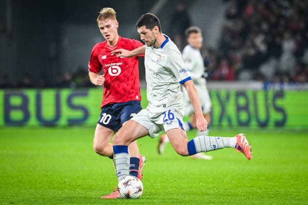 November 27, 2025, Villeneuve-D ascq, France, France: Hakon ARNAR HARALDSSON of Lille and Scott MCKENNA of Dinamo Zagreb during the UEFA Europa League, League Phase MD5 match between Lille OSC (LOSC) and GNK Dinamo Zagreb at Pierre Mauroy Stadium on November 27, 2025 in Villeneuve-d Ascq near Lille, France. Villeneuve-D ascq France - ZUMAm308 20251127_zsp_m308_008 Copyright: xMatthieuxMirvillex