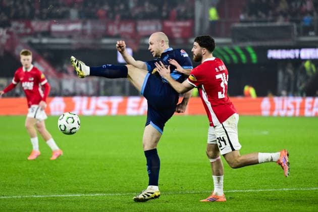 ALKMAAR - (l-r) Kerr McInroy of Shelbourne FC, Mees de Wit of AZ during the Conference League match between AZ Alkmaar and Shelbourne FC at the AFAS Stadium on November 27, 2025, in Alkmaar, Netherlands. ANP OLAF KRAAK UEFA Conference League - matchday 4 2025-2026 xVIxANPxSportx xxANPxIVx 543230581 originalFilename: 543230581.jpg