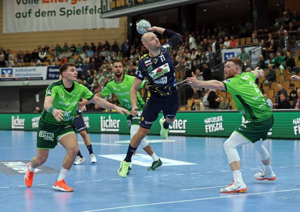 27 11 2025, xovx, Handball Daikin Handball Bundesliga, HSG Wetzlar Rhein Neckar Löwen v l Josip Simic HSG Wetzlar , Philipp Ahouansou HSG Wetzlar , Lukas Sandell Rhein Neckar Löwen , Nikola Grahovac HSG Wetzlar Wetzlar Buderus Arena Hessen Germany EN