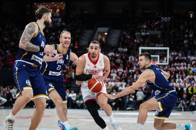 Turkiye v Bosnia and Herzegovina - FIBA World Cup European Qualifiers ISTANBUL, TURKIYE - NOVEMBER 27: Kenan Sipahi (2nd R) of Turkiye in action against Adin Vrabac (27) of Bosnia and Herzegovina during the FIBA World Cup European Qualifiers group C first basketball match between Turkiye and Bosnia and Herzegovina at Turkcell Basketball Development Centre in Istanbul, Turkiye on November 27, 2025. Hakan Akgun Anadolu Istanbul Turkey. Editorial use only. Please get in touch for any other usage.  Copyright: x2025xAnadoluxHakanxAkgunx