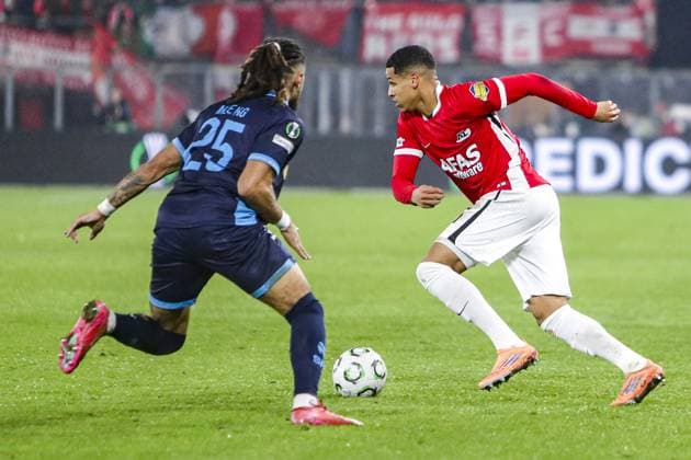 ALKMAAR , 27-11-2025 , AFAS Stadium , season 2025 2026 , UEFA Europa Conference League , third qualifying round, match between AZ and Shelbourne , Shelbourne player Milan Mbeng and AZ player Wassim Bouziane AZ - Shelbourne  x32219687x Copyright:
