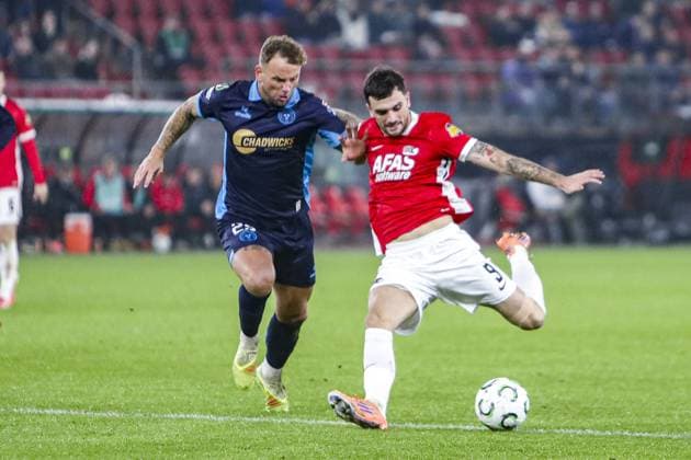 ALKMAAR , 27-11-2025 , AFAS Stadium , season 2025 2026 , UEFA Europa Conference League , third qualifying round, match between AZ and Shelbourne , Shelbourne player Patrick Barrett and AZ player Troy Parrott AZ - Shelbourne  x32219697x Copyright:
