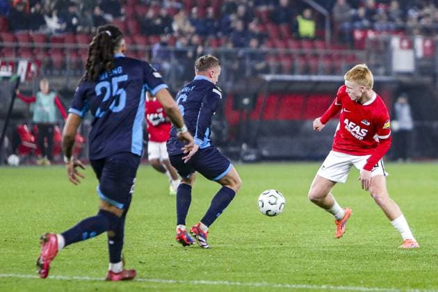 ALKMAAR , 27-11-2025 , AFAS Stadium , season 2025 2026 , UEFA Europa Conference League , third qualifying round, match between AZ and Shelbourne , Shelbourne player Jonathan Lunney and AZ player Kees Smit AZ - Shelbourne  x32219710x Copyright: