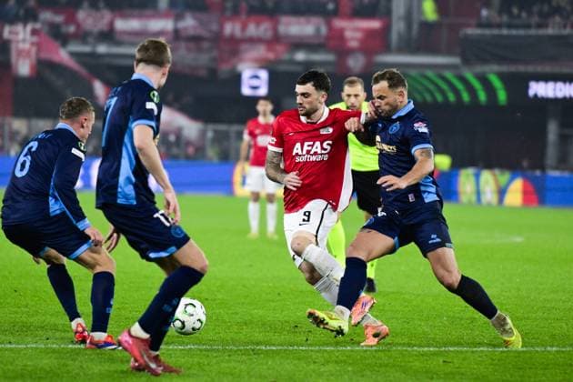 ALKMAAR - (l-r) Troy Parrott of AZ, Patrick Barrett of Shelbourne FC during the Conference League match between AZ Alkmaar and Shelbourne FC at the AFAS Stadium on November 27, 2025, in Alkmaar, Netherlands. ANP OLAF KRAAK UEFA Conference League - matchday 4 2025-2026 xVIxANPxSportx xxANPxIVx 543230862 originalFilename: 543230862.jpg