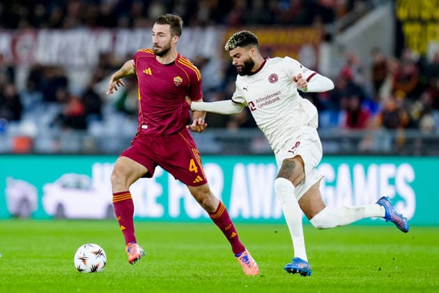 AS Roma v FC Midtjylland - UEFA Europa League 2025 26 League Phase MD5 Bryan Cristante of AS Roma and Philip Billing of FC Midtjylland compete for the ball during the UEFA Europa League MD5 match between AS Roma and FC Midtjylland at Stadio Olimpico on November 27, 2025 in Rome, Italy. Rome Stadio Olimpico Lazio Italy Copyright: xGiuseppexMaffiax 251127_UEL_Roma-Midtjylland_8777