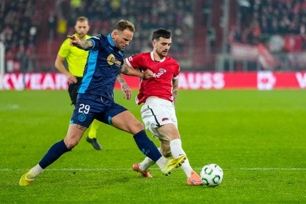 2025-11-27 AZ Alkmaar v Shelbourne FC - UEFA Conference League 2025 26 League Phase MD4 ALKMAAR, NETHERLANDS - NOVEMBER 27: Patrick Barrett of Shelbourne FC battles for possession with Troy Parrott of AZ Alkmaar during the UEFA Conference League 2025 26 League Phase MD4 match between AZ Alkmaar and Shelbourne FC at AFAS Stadion on November 27, 2025 in Alkmaar, Netherlands. Alkmaar AFAS Stadion Netherlands Content not available for redistribution in The Netherlands directly or indirectly through any third parties. Copyright: xEdxvanxdexPolx